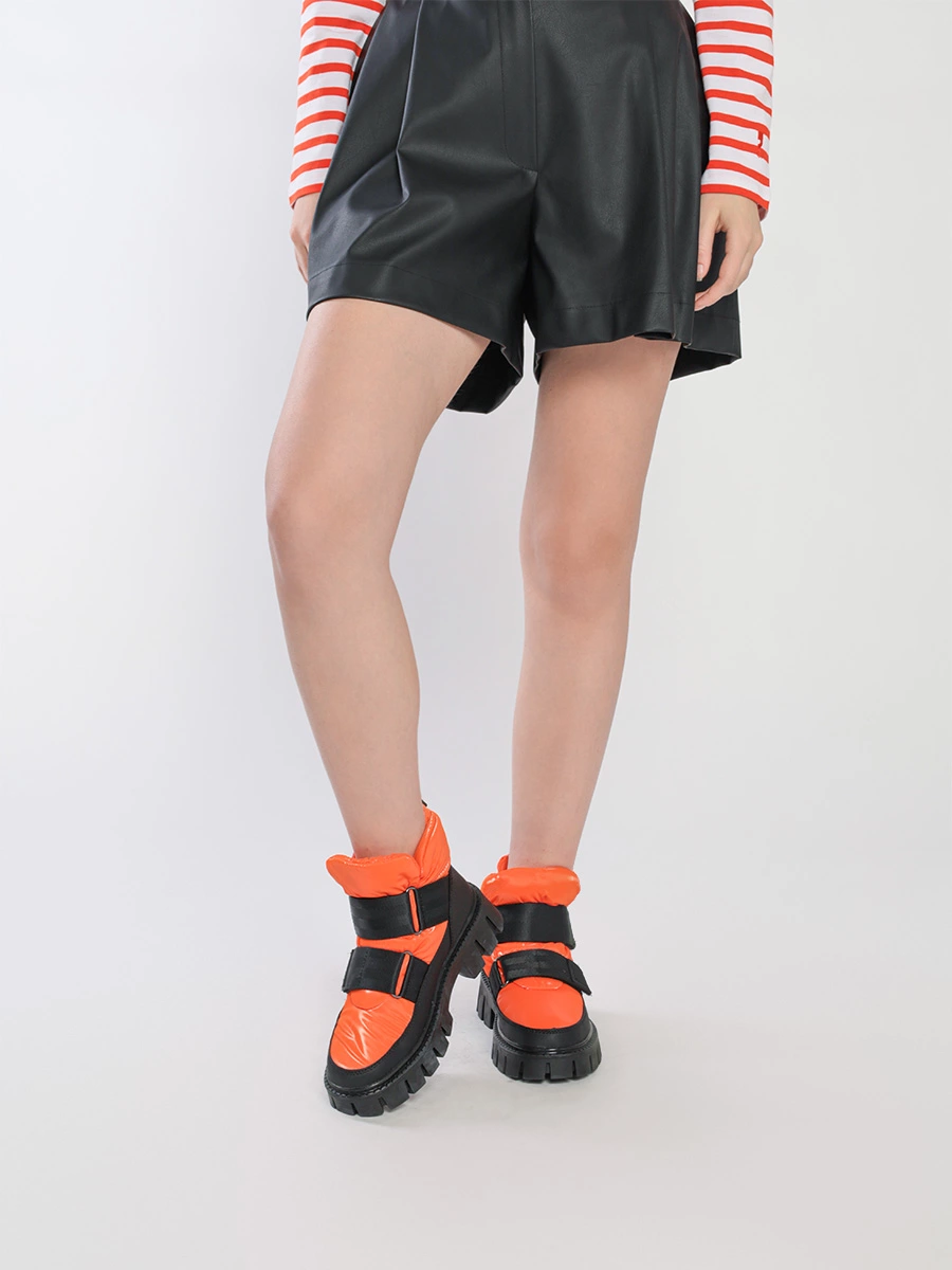 Ботинки оранжевого цвета с рельефным протектором